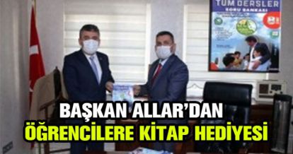 SINAV İÇİN KİTAP HEDİYE ETTİ