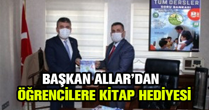 SINAV İÇİN KİTAP HEDİYE ETTİ