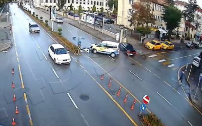 TRAFİK KAZASI KAMERALARA YANSIDI