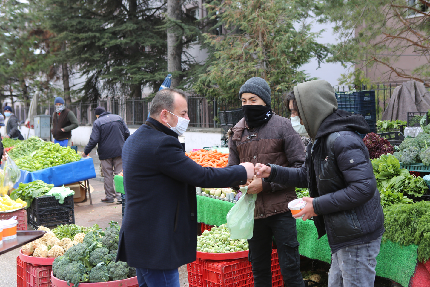 BAŞKAN ÖZCAN'DAN KANDİL İKRAMI