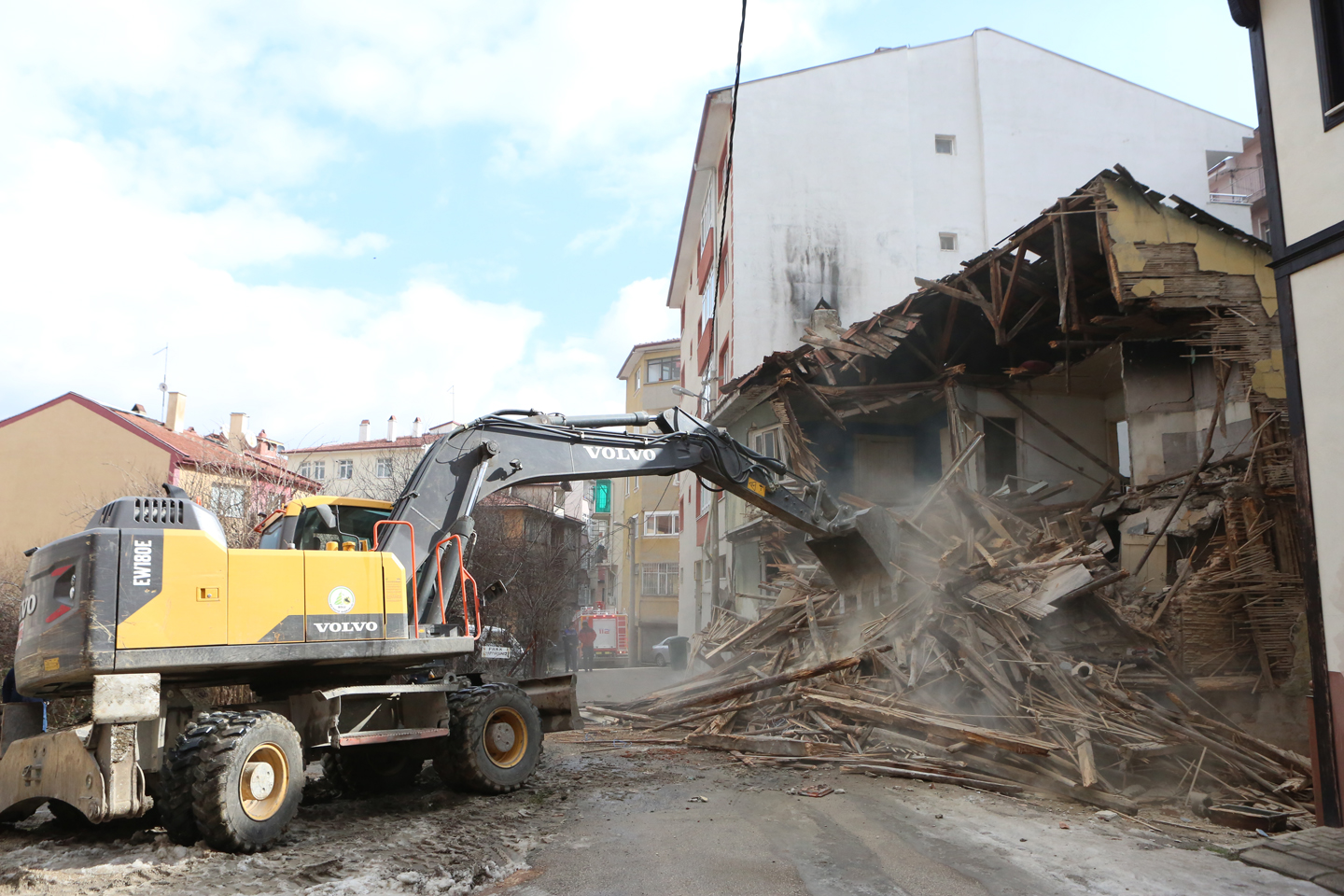 TEHLİKE SAÇAN METRUK BİNALAR YIKILIYOR