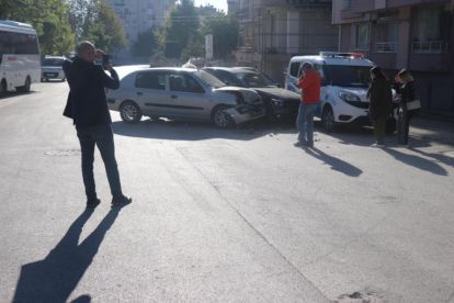 Otomobiller park halindeki polis aracına çarptı