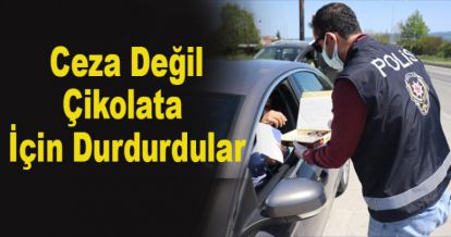 Polis Ekipleri Sürücülere Çikolata İkramında Bulundu