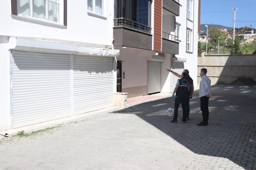 Genç kız 3’üncü kattan düştü