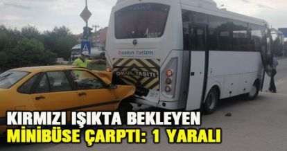 Otomobil kırmızı ışıkta bekleyen minibüse çarptı: 1 yaralı