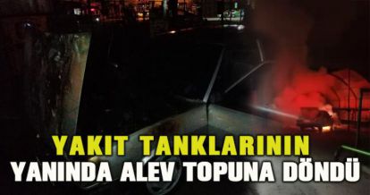 Akaryakıt istasyonuna park edilen otomobil alev alev yandı