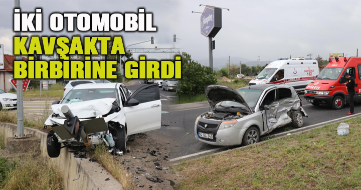 İki otomobil kavşakta birbirine girdi: 4 yaralı