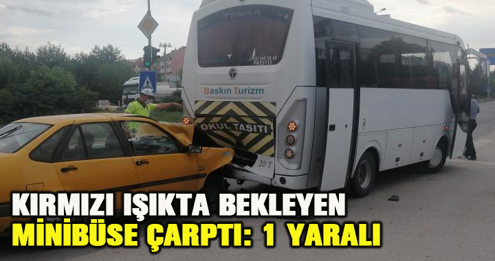 Otomobil kırmızı ışıkta bekleyen minibüse çarptı: 1 yaralı