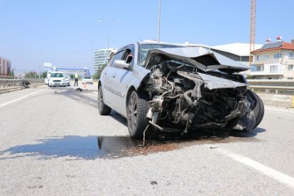 OTOMOBİL BARİYERE ÇARPTI: 4 YARALI