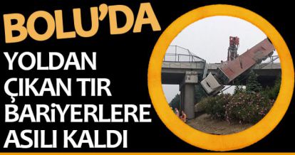 YOLDAN ÇIKAN TIR BARİYERLERE ASILI KALDI!