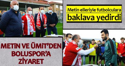 FATİH METİN ELLERİYLE FUTBOLCULARA BAKLAVA YEDİRDİ