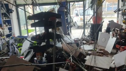 DEPREM SONRASI ESNAFIN DÜKKANINI DÜZENLEME ÇALIŞMALARI DEVAM EDİYOR 