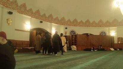 DEPREME KYK YURDUNDA YAKALANAN ÖĞRENCİLER, YURDA YENİDEN GİRMEYE CESARET EDEMEYİNCE GECEYİ CAMİDE GEÇİRDİ