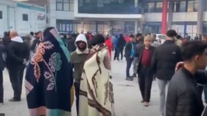 VATANDAŞLAR SOKAKLARDA BEKLEYİŞİNİ SÜRDÜRÜYOR