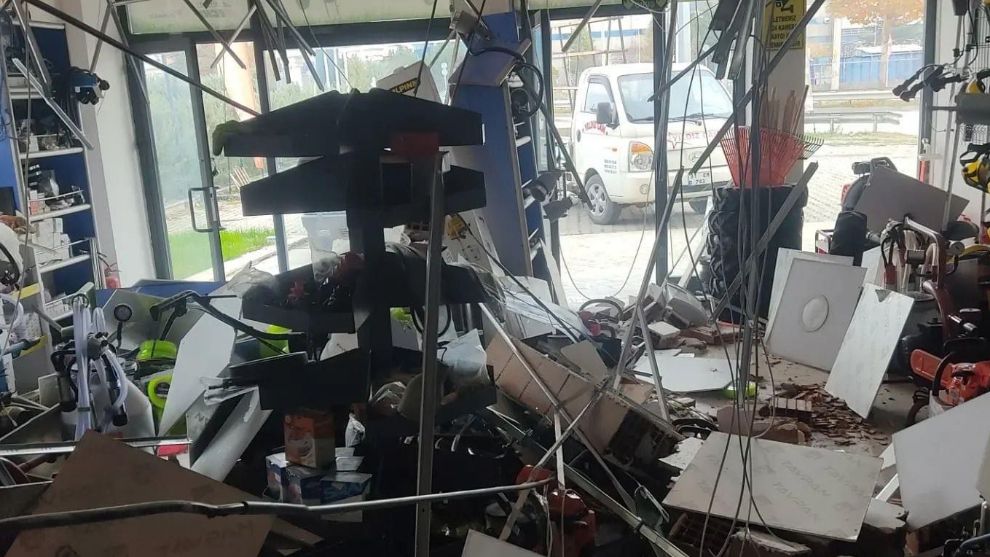 DEPREM SONRASI ESNAFIN DÜKKANINI DÜZENLEME ÇALIŞMALARI DEVAM EDİYOR