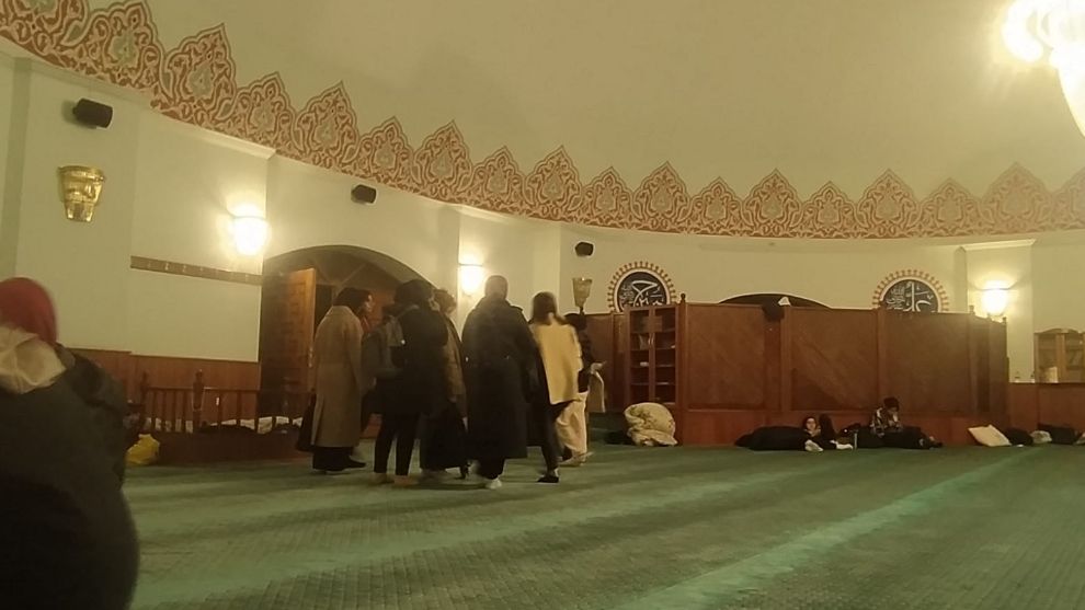 DEPREME KYK YURDUNDA YAKALANAN ÖĞRENCİLER, YURDA YENİDEN GİRMEYE CESARET EDEMEYİNCE GECEYİ CAMİDE GEÇİRDİ