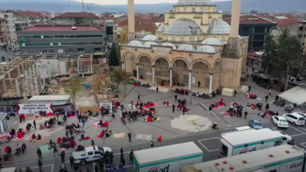DÜZCE GÖLYAKA MERKEZLİ DEPREM SONRASI VATANDAŞLAR AÇIK ALANLARDA TOPLANDI