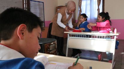 ANNELER VE ÇOCUKLARI AYNI ÇATI ALTINDA EĞİTİM GÖRÜYOR