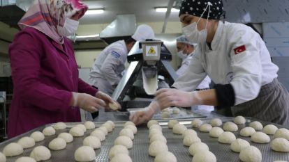 GÜNDE 10 BİN EKMEK ÜRETİYORLAR 