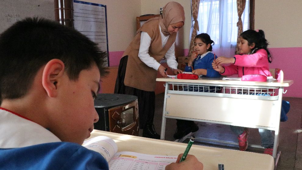 ANNELER VE ÇOCUKLARI AYNI ÇATI ALTINDA EĞİTİM GÖRÜYOR