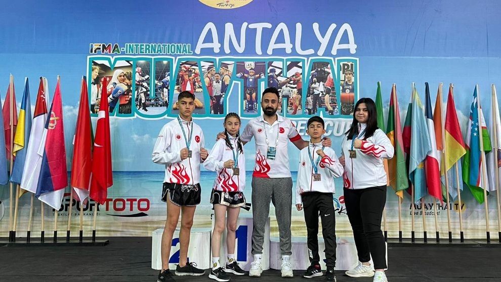 3 ALTIN, 1 GÜMÜŞ MADALYA