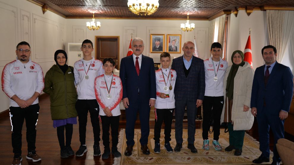 ŞAMPİYON CİMNASTİKÇİLERDEN VALİ KILIÇ'A ZİYARET