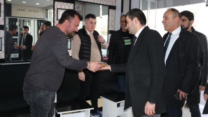 İYİ PARTİ ESNAF VE VATANDAŞA KANDİL SİMİDİ İKRAM ETTİ 