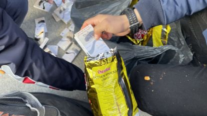 KAÇAK SİGARALARI CİPS PAKETİNE SAKLAMIŞLAR