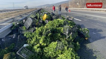 TIRDAN OTOYOLA  DÖKÜLEN SEBZELER ULAŞIMI AKSATTI 