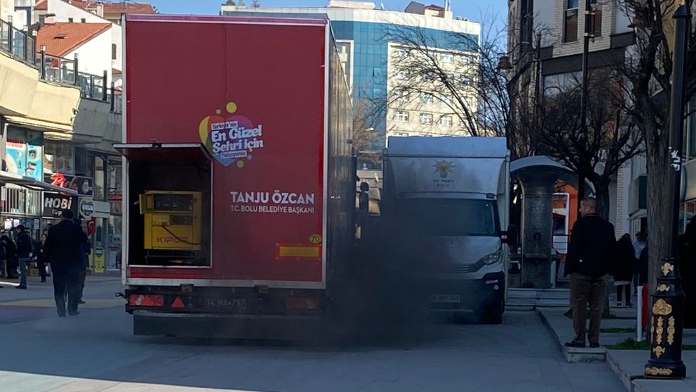 AK PARTİ ARACI BELEDİYE TIRIYLA SABOTE EDİLDİ