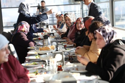TANJU ÖZCAN ÇIKINLAR MAHALLESİ'NDEKİ KADINLARIN TALEPLERİNİ DİNLEDİ