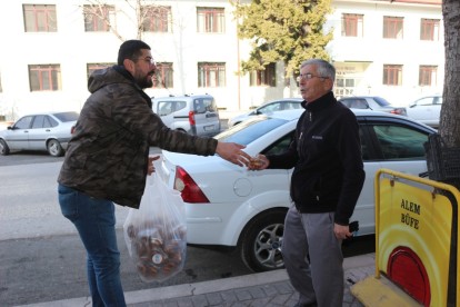 İYİ PARTİ ESNAF VE VATANDAŞA KANDİL SİMİDİ İKRAM ETTİ