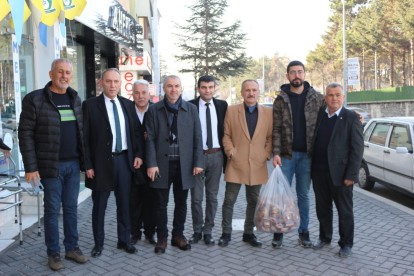 İYİ PARTİ ESNAF VE VATANDAŞA KANDİL SİMİDİ İKRAM ETTİ
