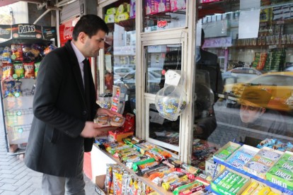 İYİ PARTİ ESNAF VE VATANDAŞA KANDİL SİMİDİ İKRAM ETTİ