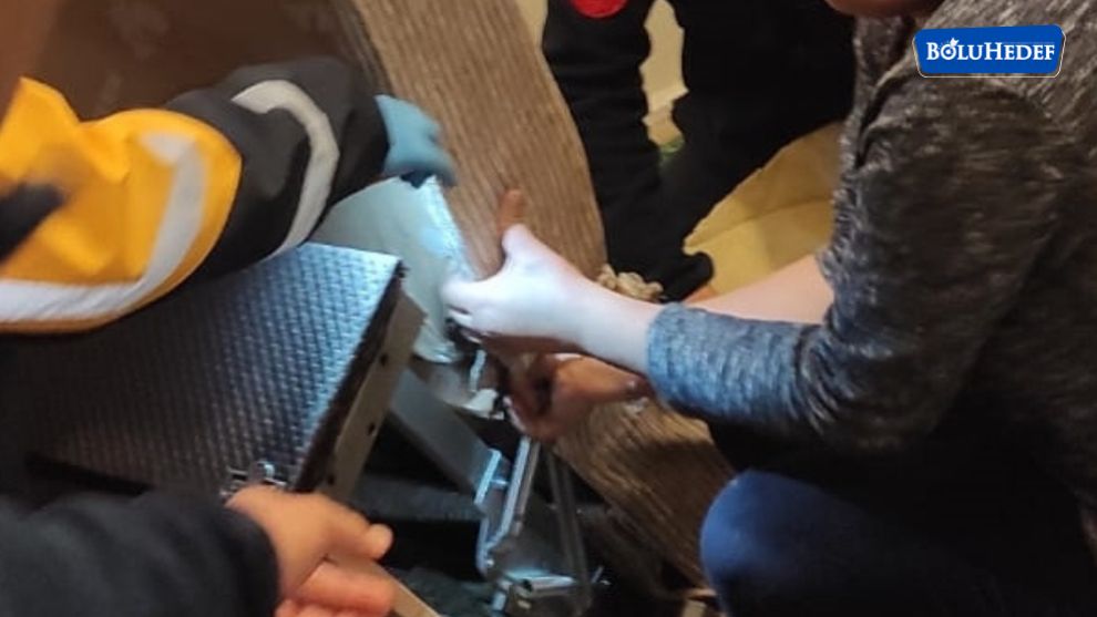 KOLTUK MENTEŞESİNE ELİ SIKIŞAN KADINI İTFAİYECİLER KURTARDI