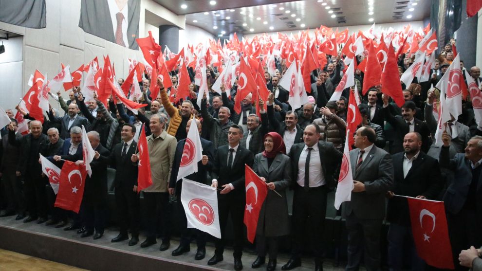 MHP'DE 1351 YENİ ÜYEYE ROZET TAKILDI