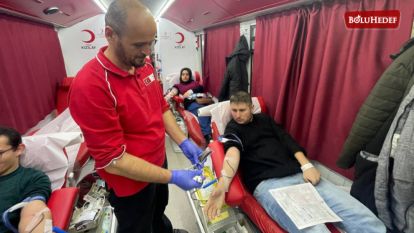 VATANDAŞLAR, DEPREMZEDELER İÇİN 8 BİN ÜNİTE KAN BAĞIŞLADI