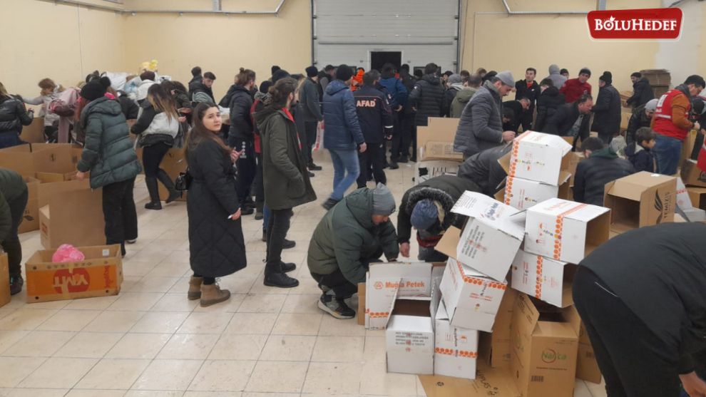 BOLU'DA HALK TARAFINDAN YAPILAN YARDIMLAR PAKETLENEREK DEPREM BÖLGESİNE GÖNDERİLİYOR
