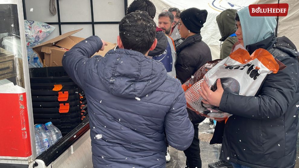 BOLULU HAYVANSEVERLER DEPREM BÖLGESİNDEKİ CAN DOSTLARINI UNUTMADI
