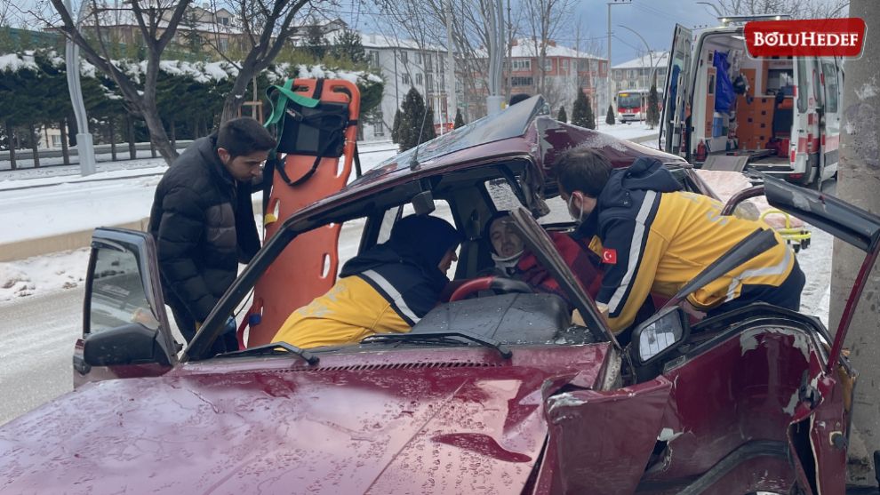 ELEKTRİK DİREĞİNE ÇARPAN OTOMOBİLDE SIKIŞAN SÜRÜCÜ YARALANDI