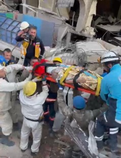 HATAY' DA ENKAZ ALTINDA KALAN GENÇ KIZ 156 SAAT SONRA KURTARILDI