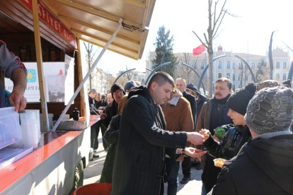 İYİ PARTİ HEM KANDİL HEM DE DEPREMZEDELER İÇİN LOKMA DAĞITIMI YAPTIRDI