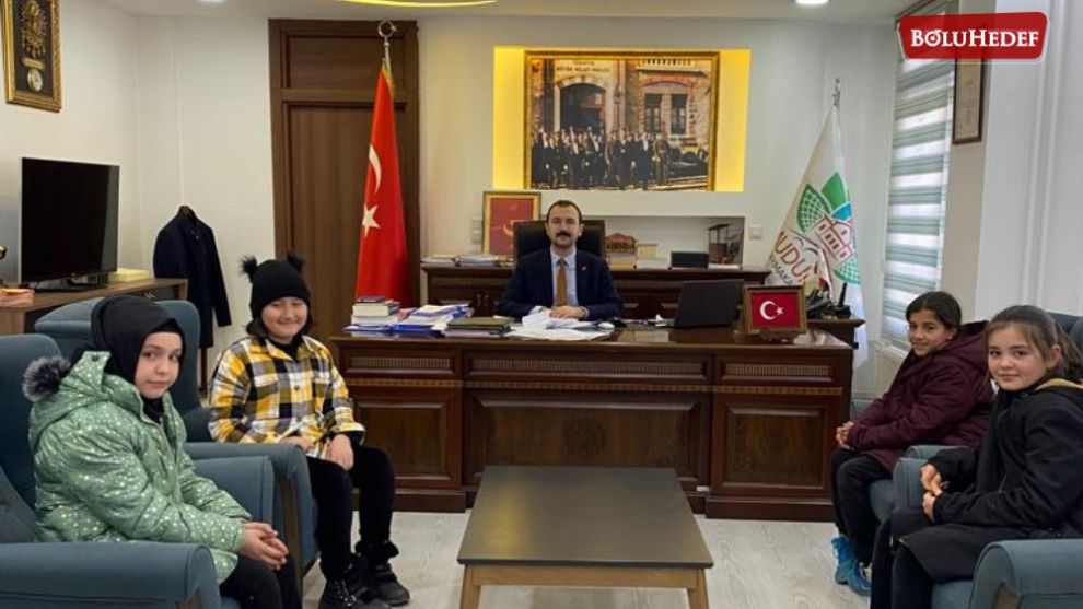 MUDURNU’DA ÖĞRENCİLER HARÇLIKLARINI DEPREMZEDELERE GÖNDERDİ
