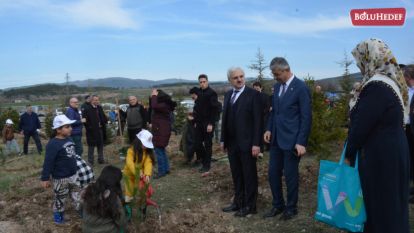 DEPREMDE HAYATINI KAYBEDENLERİN ANISINA BİNLERCE FİDAN TOPRAKLA BULUŞTU