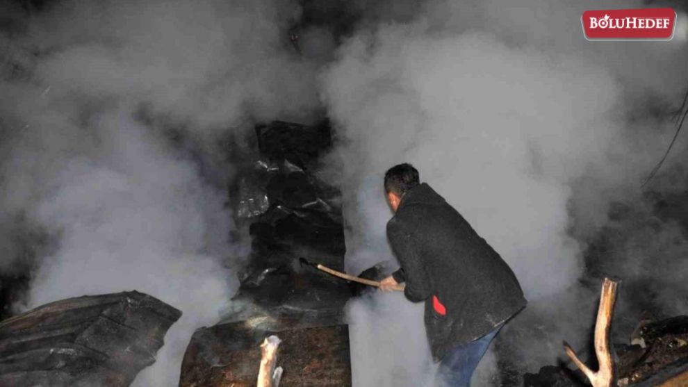 AHŞAP EV VE TAHIL AMBARI ÇIKAN YANGINDA KÜLE DÖNDÜ