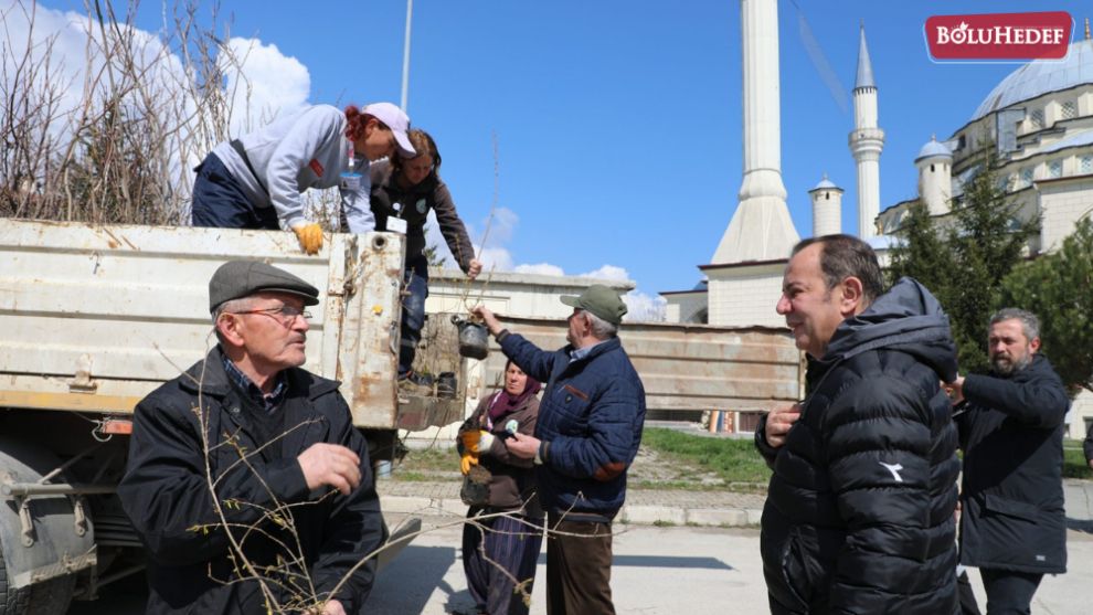 BOLU BELEDİYESİ ÜCRETSİZ FİDAN DAĞITIMINA DEVAM EDİYOR