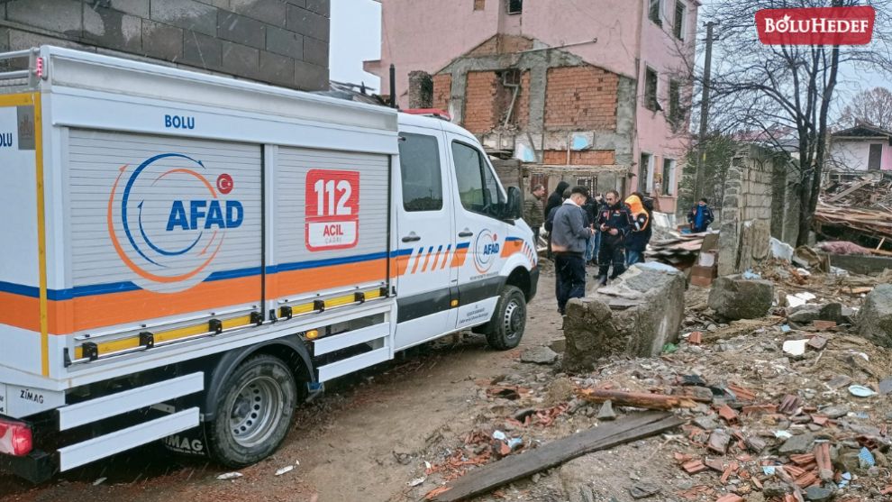 ÇÖKEN AHŞAP EVİN ALTINDA KALAN İKİ KİŞİ KURTARILDI