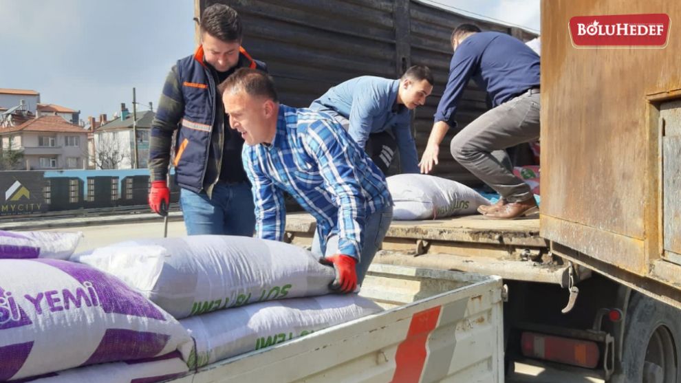 DEPREM BÖLGESİNE HAYVANLAR İÇİN YEM GÖNDERİLDİ