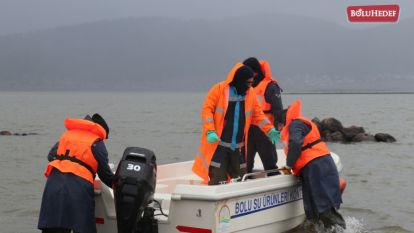 KAÇAK AVCILARIN GÖLE SERDİKLERİ AĞLAR TOPLANDI 