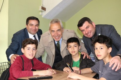 AHMET ÖRNEKBAŞ'TAN SEBENLİ KADINLARA KARANFİL